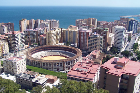 Vista de Málaga con La Malagueta al fondo